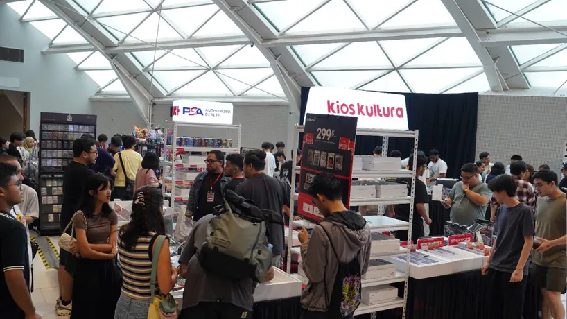 Vendor booth crowd
