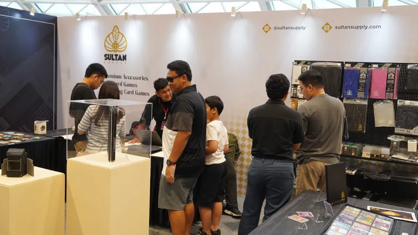Collector browsing a booth